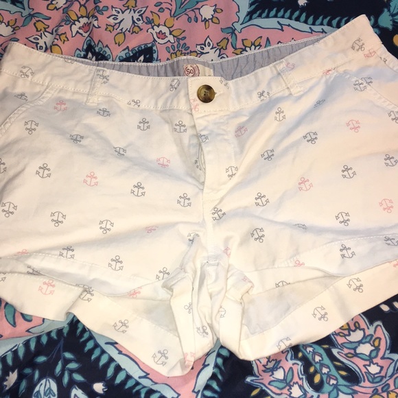 Pants - White shirt with pink and blue anchors